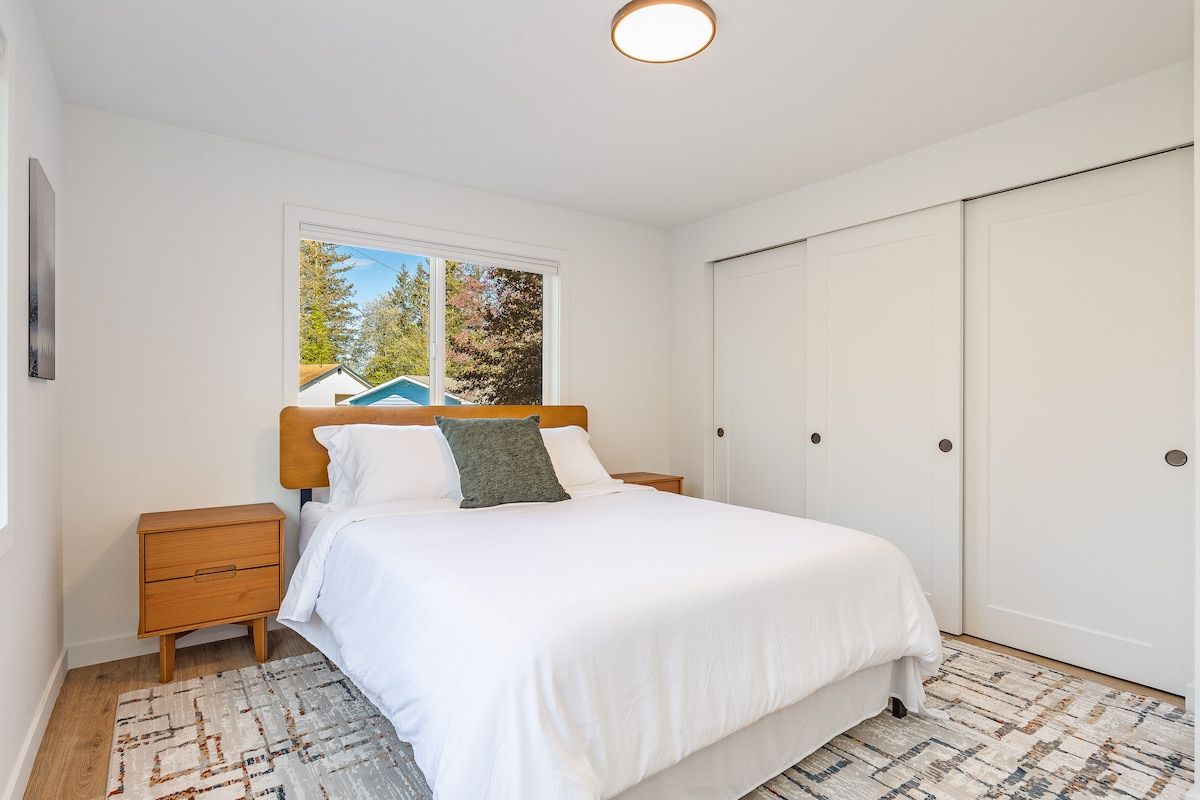 Second bedroom with queen bed
