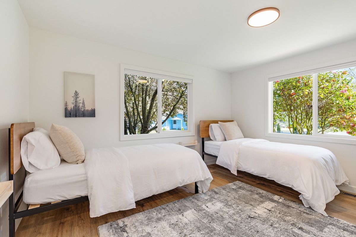 Third bedroom with two twin beds